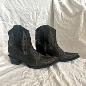 Cowboy booties from Circle G. Size 7.5 in black. Worn once